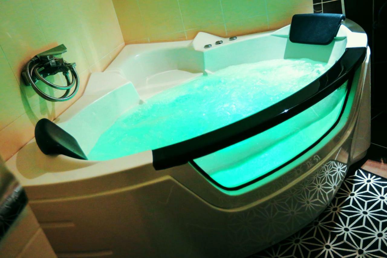 Jacuzzi Oasis Apartment ノヴィ・サド エクステリア 写真